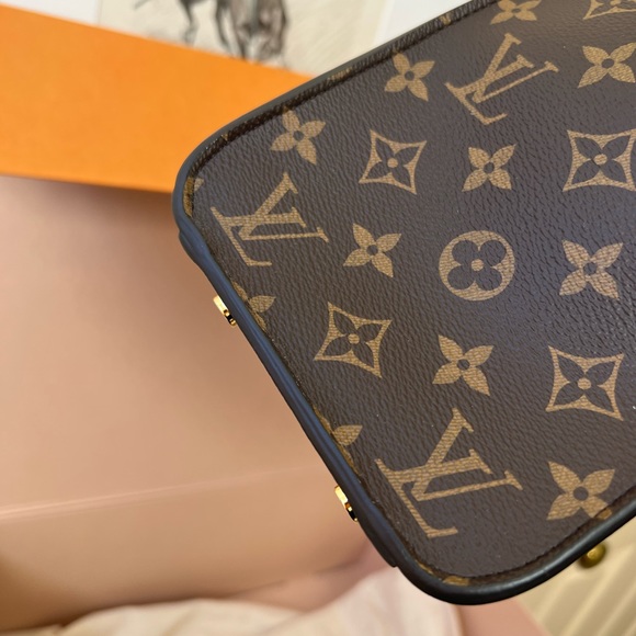 Brand new with box Louis Vuitton On My Side MM tote/crossbody/shoulder bag - Picture 9 of 10